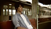 写真は鴉「列車」ビデオクリップのワンシーン。ホームにたたずむ山崎賢人。