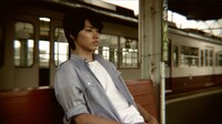 写真は鴉「列車」ビデオクリップのワンシーン。ホームにたたずむ山崎賢人。