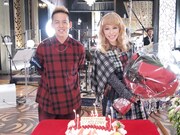 清水翔太（写真左）とのコラボナンバー「BELIEVE」収録現場では、6月22日のミリヤの誕生日を祝ってケーキと花束が登場。