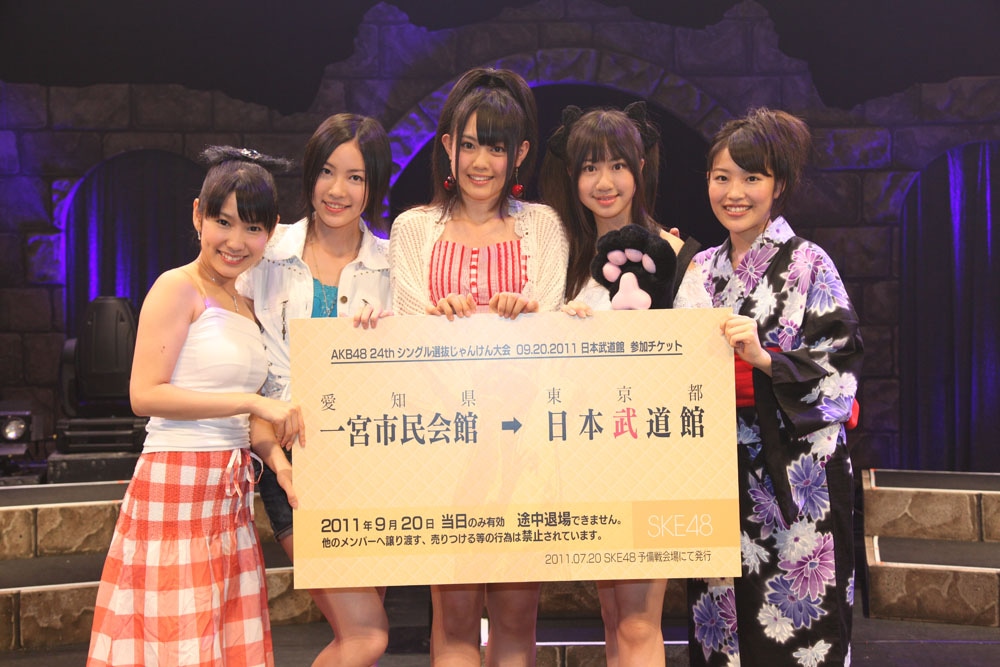 SKE48の代表メンバー5人。写真左から佐藤実絵子、松井珠理奈、竹内舞、若林倫香、桑原みずき。 (C) AKS/PYP