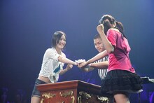 SKE48名古屋予備戦Dブロック2回戦の様子。写真左から松井珠理奈、阿比留李帆。 (C) AKS/PYP