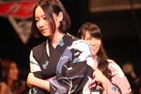 ロードカーペットを歩くPerfume。