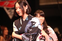 ロードカーペットを歩くPerfume。