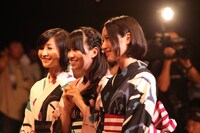 ロードカーペットを歩くPerfume。