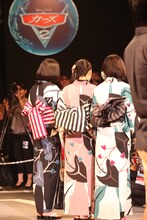 ロードカーペットを歩くPerfume。