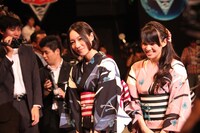 ロードカーペットを歩くPerfume。