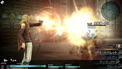 「FINAL FANTASY 零式」のバトルシーン。(C)2011 SQUARE ENIX CO., LTD. All Rights Reserved. CHARACTER DESIGN:TETSUYA NOMURA