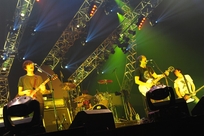 16日、喜多健介を迎えて繰り広げられたASHのステージ（撮影：TEPPEI）。