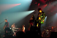 17日のMANIC STREET PREACHERSのステージ（撮影：TEPPEI）。