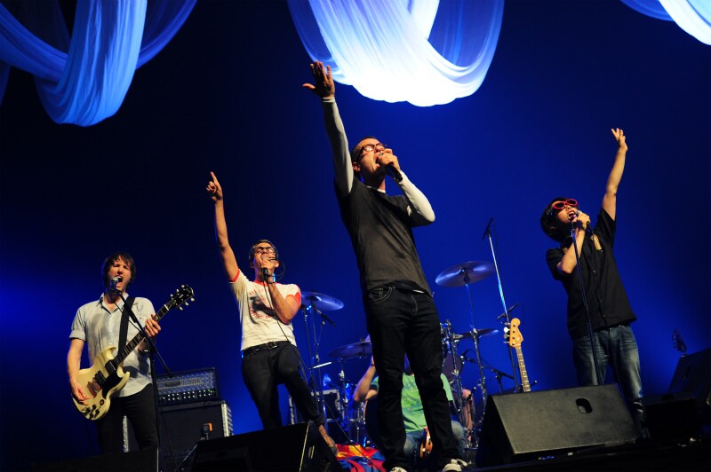 後藤正文とティム・ウィーラー（ASH）が加わった、16日のTHE RENTALSのステージ（撮影：TEPPEI）。