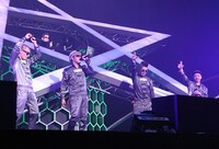 スペイシーなつなぎの衣装で揃えたRIP SLYME。