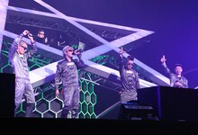 スペイシーなつなぎの衣装で揃えたRIP SLYME。