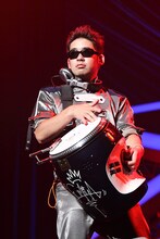 「楽園ベイベー」の間奏では、FUMIYAがステージ前方に降りて持ち運びできるレコードプレーヤーでスクラッチを披露した。