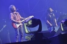 後藤正文がゲストボーカルとして参加した、17日の佐野元春 and The Hobo King Bandのステージ（撮影：古溪一道）。