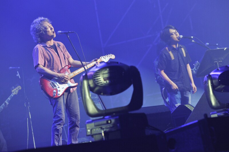 後藤正文がゲストボーカルとして参加した、17日の佐野元春 and The Hobo King Bandのステージ（撮影：古溪一道）。