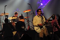 16日のWEEZERのステージ（撮影：TEPPEI）。