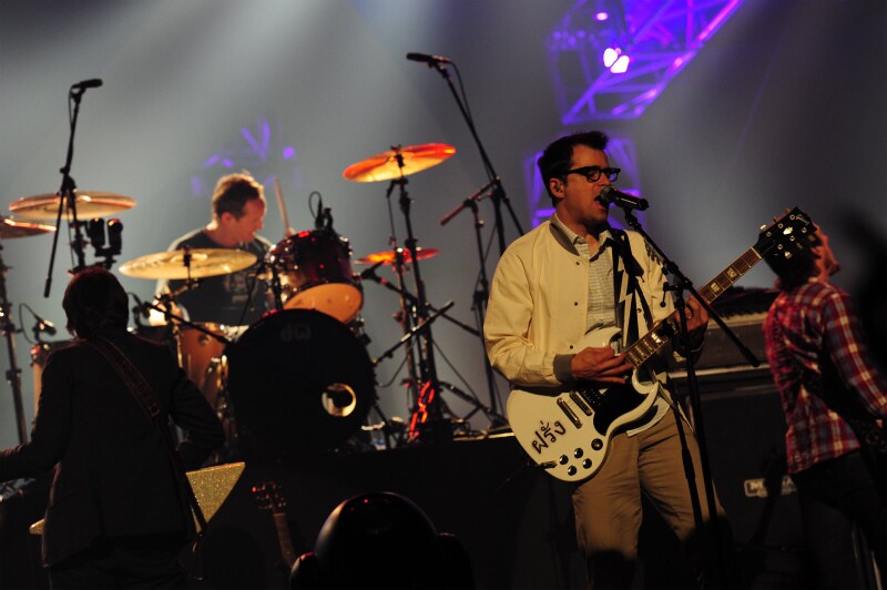 16日のWEEZERのステージ（撮影：TEPPEI）。