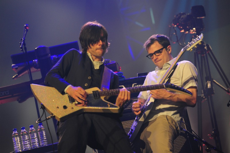 16日のWEEZERのステージ（撮影：TEPPEI）。