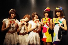 それぞれ新作を手に笑顔を浮かべるNegiccoとバニラビーンズ（写真左からKaede、Nao☆、Megu、レナ、リサ）。