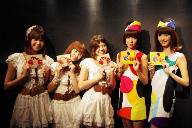 それぞれ新作を手に笑顔を浮かべるNegiccoとバニラビーンズ（写真左からKaede、Nao☆、Megu、レナ、リサ）。