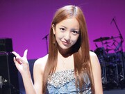 板野友美のソロ曲「ふいに」収録時のショット。