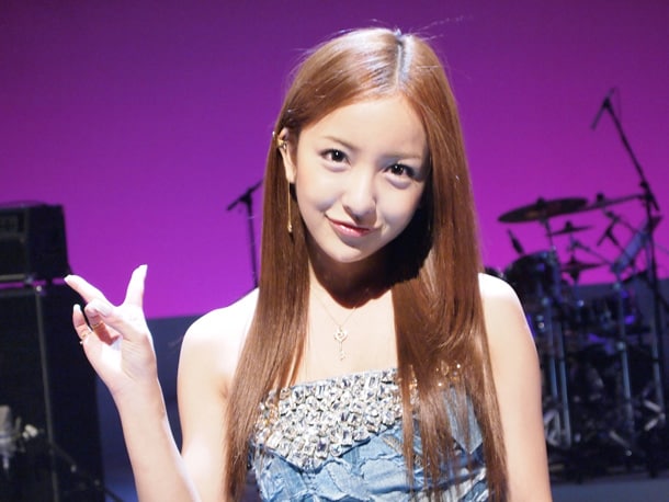 板野友美のソロ曲「ふいに」収録時のショット。