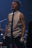 「WORLD TOUR "SHOW UR SOUL.I" 世壊傷結愛魂祭」初日のパリ公演の模様。