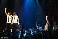 「WORLD TOUR "SHOW UR SOUL.I" 世壊傷結愛魂祭」初日のパリ公演の模様。