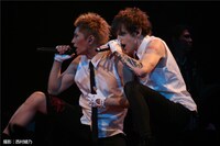 「WORLD TOUR "SHOW UR SOUL.I" 世壊傷結愛魂祭」初日のパリ公演の模様。