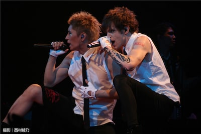 「WORLD TOUR "SHOW UR SOUL.I" 世壊傷結愛魂祭」初日のパリ公演の模様。