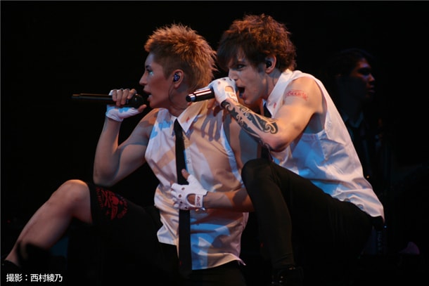 「WORLD TOUR "SHOW UR SOUL.I" 世壊傷結愛魂祭」初日のパリ公演の模様。