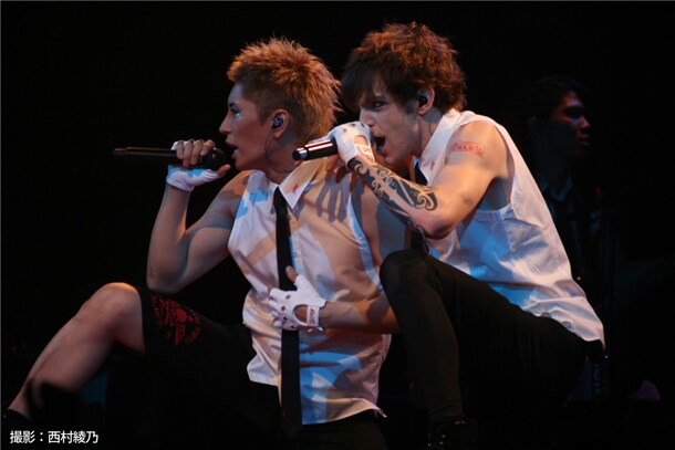 「WORLD TOUR "SHOW UR SOUL.I" 世壊傷結愛魂祭」初日のパリ公演の模様。