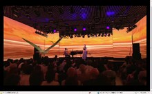 「『コクリコ坂から』公開記念 手嶌葵 360°ライヴ in nicofarre」の模様。手前のかもめはAR（拡張現実）によるもの。