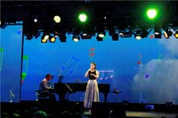 「『コクリコ坂から』公開記念 手嶌葵 360°ライヴ in nicofarre」の模様。