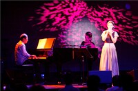 「『コクリコ坂から』公開記念 手嶌葵 360°ライヴ in nicofarre」の模様。