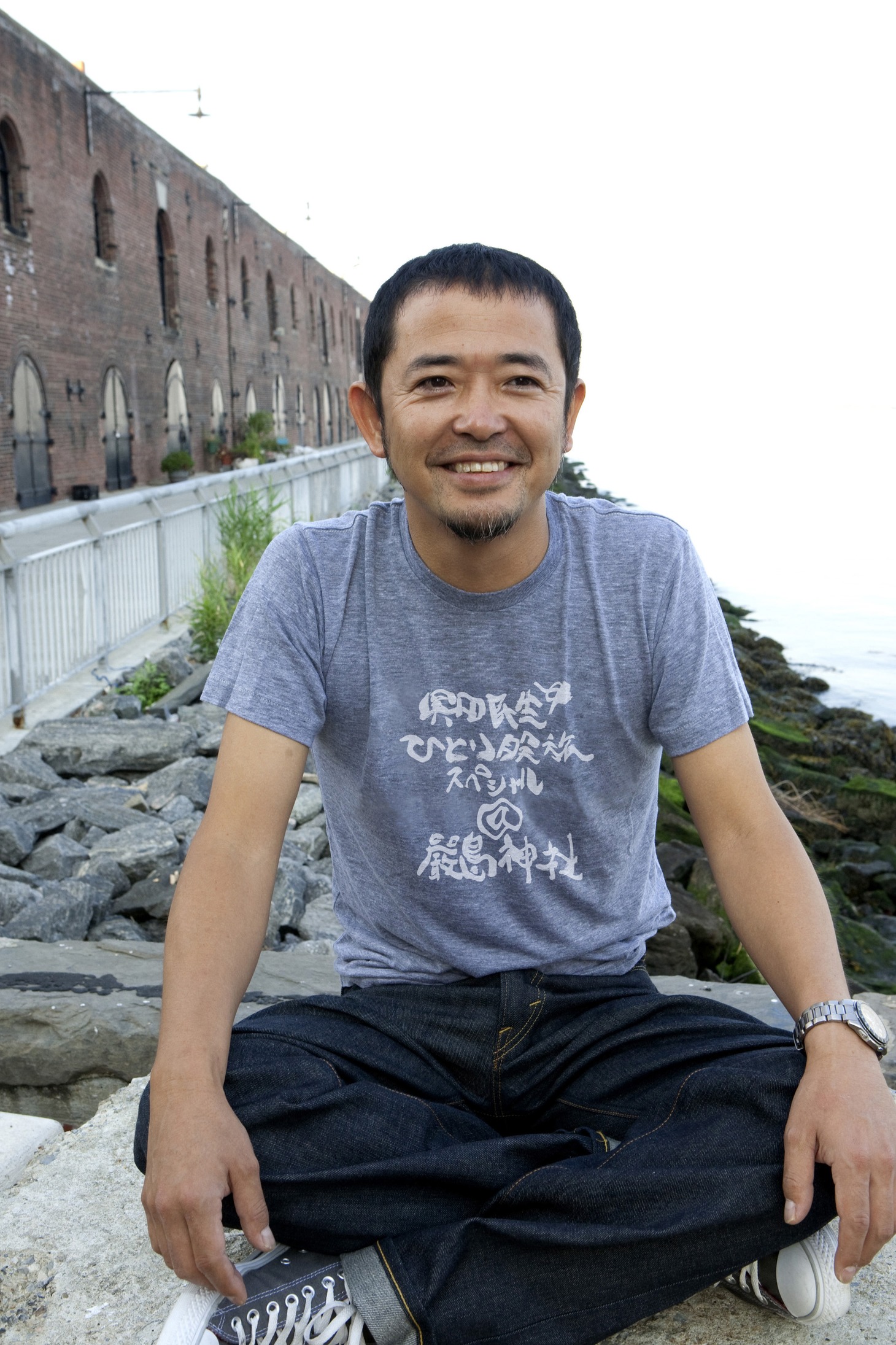 奥田民生にとって初めての世界遺産でのライブが決定。アーティスト写真のTシャツもバージョンアップ。