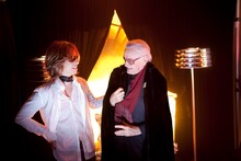 談笑するYOSHIKI（左）とスタン・リー（右）。