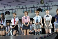 写真左から倉持明日香、前田敦子、高城亜樹、篠田麻里子、小嶋陽菜。 (C)AKS