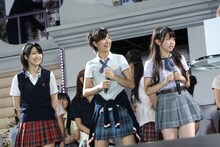 写真左から仲谷明香、宮澤佐江、峯岸みなみ。 (C)AKS
