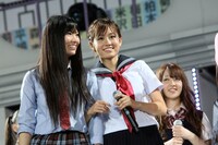 写真左から倉持明日香、前田敦子。 (C)AKS