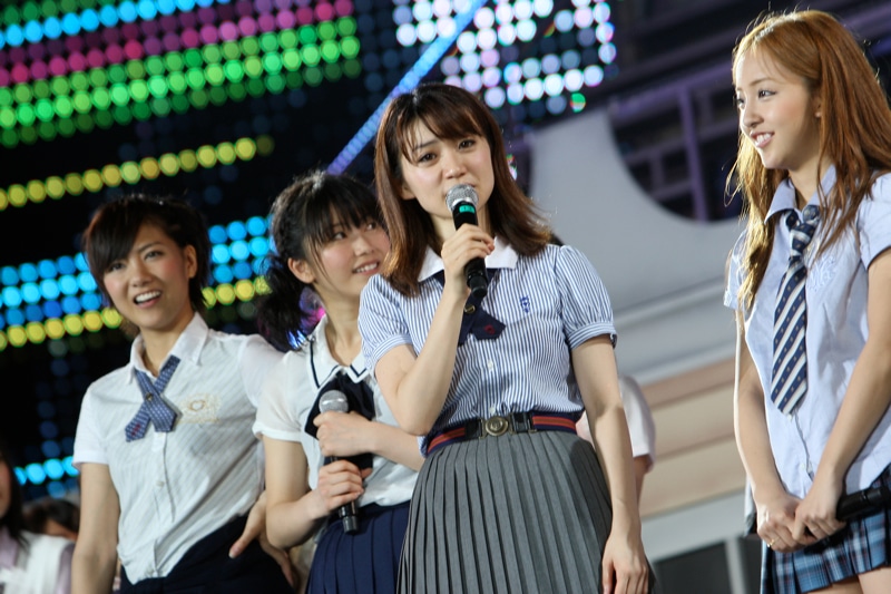 写真左から宮澤佐江、横山由依、大島優子、板野友美。 (C)AKS