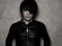 新たに公開されたJの最新アーティスト写真。