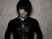 新たに公開されたJの最新アーティスト写真。