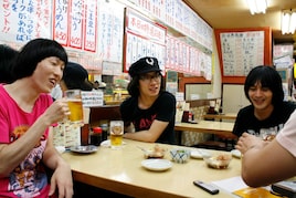 ザ50回転ズ、串カツ屋で大阪とロックンロールを語る