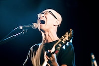 eastern youthの吉野寿（Vo, G）はMCで「『モテキ』、そのようなものは僕には訪れないまま今日まで来てしまいました」と語った。（Photo by 五十嵐絢也）