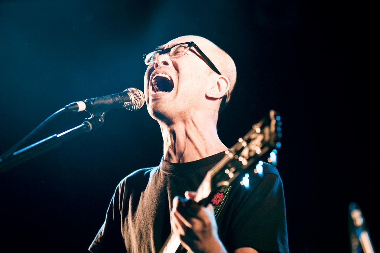 eastern youthの吉野寿（Vo, G）はMCで「『モテキ』、そのようなものは僕には訪れないまま今日まで来てしまいました」と語った。（Photo by 五十嵐絢也）