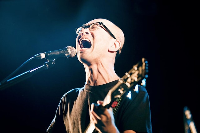 eastern youthの吉野寿（Vo, G）はMCで「『モテキ』、そのようなものは僕には訪れないまま今日まで来てしまいました」と語った。（Photo by 五十嵐絢也）