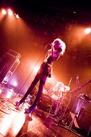 女王蜂のアヴちゃん（Vo）は「『モテキ』素晴らしいわよね。小宮山夏樹のお姉さんが好きです」と話して会場を沸かせた。（Photo by 五十嵐絢也）