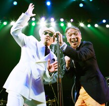 横山剣（写真左）と堺正章（右）。