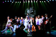 クレイジーケンバンドのメンバーと、「イイネ！」ポーズをキメるマチャアキ（写真右から5番目）。